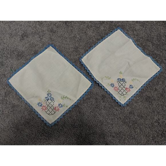 Vintage Embroidered Dollies Scalloped Edge Design 9" Pineapple Flowers Set Of 2 - Picture 5 of 5